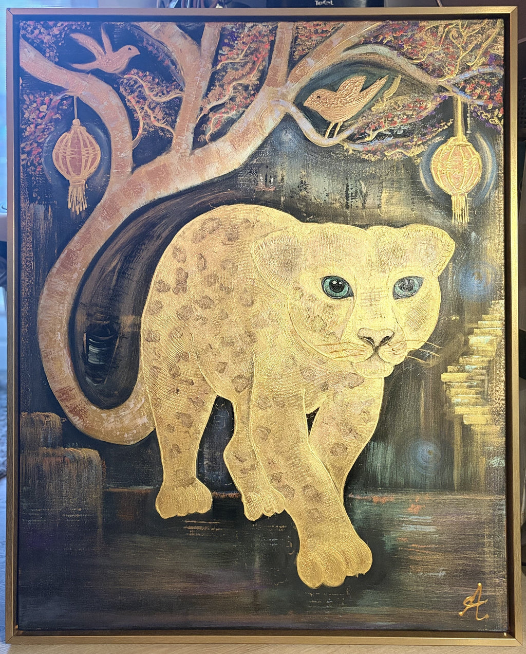 Cheetah-with-golden-frame standing
