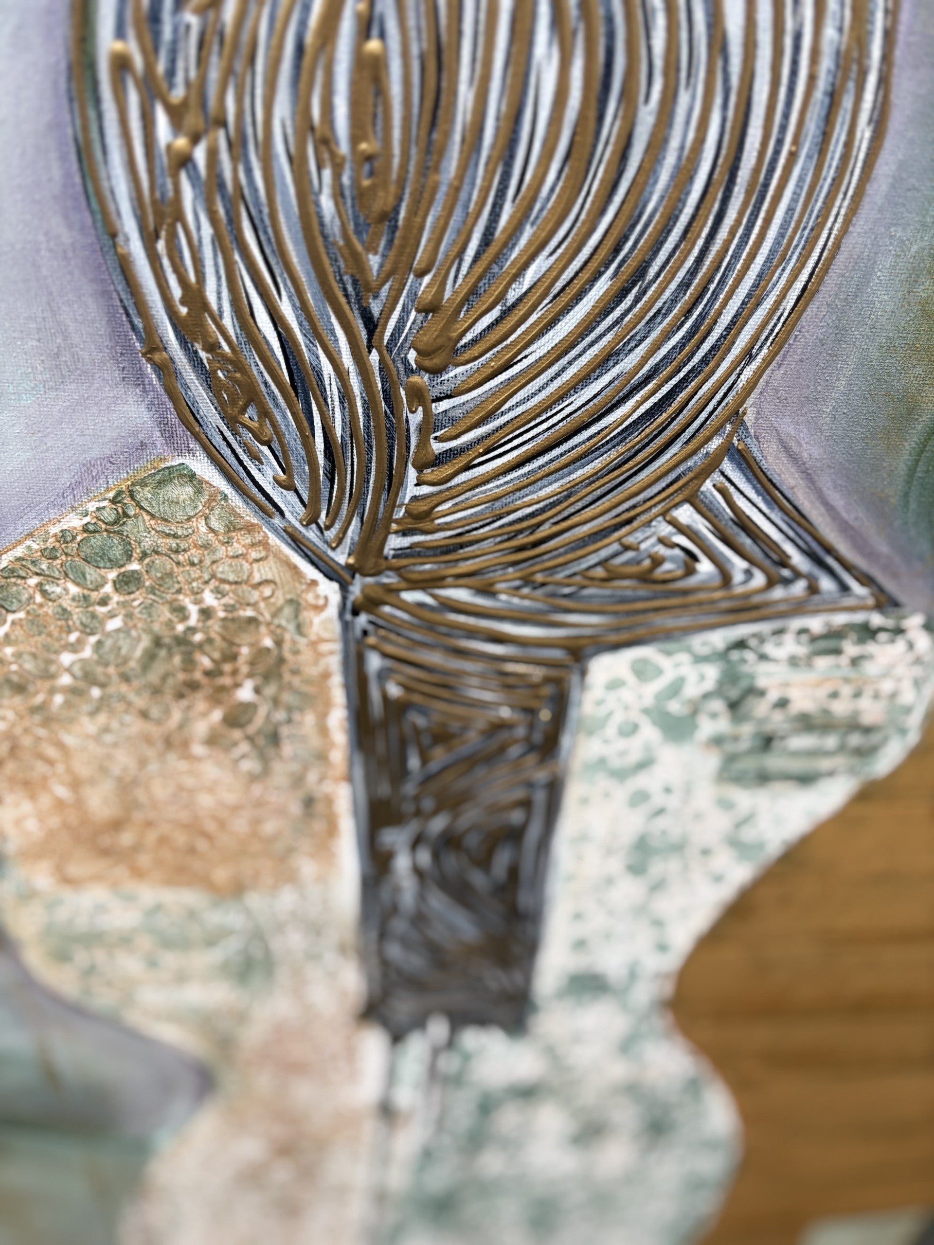 Embrace you painting gold en bold close up
