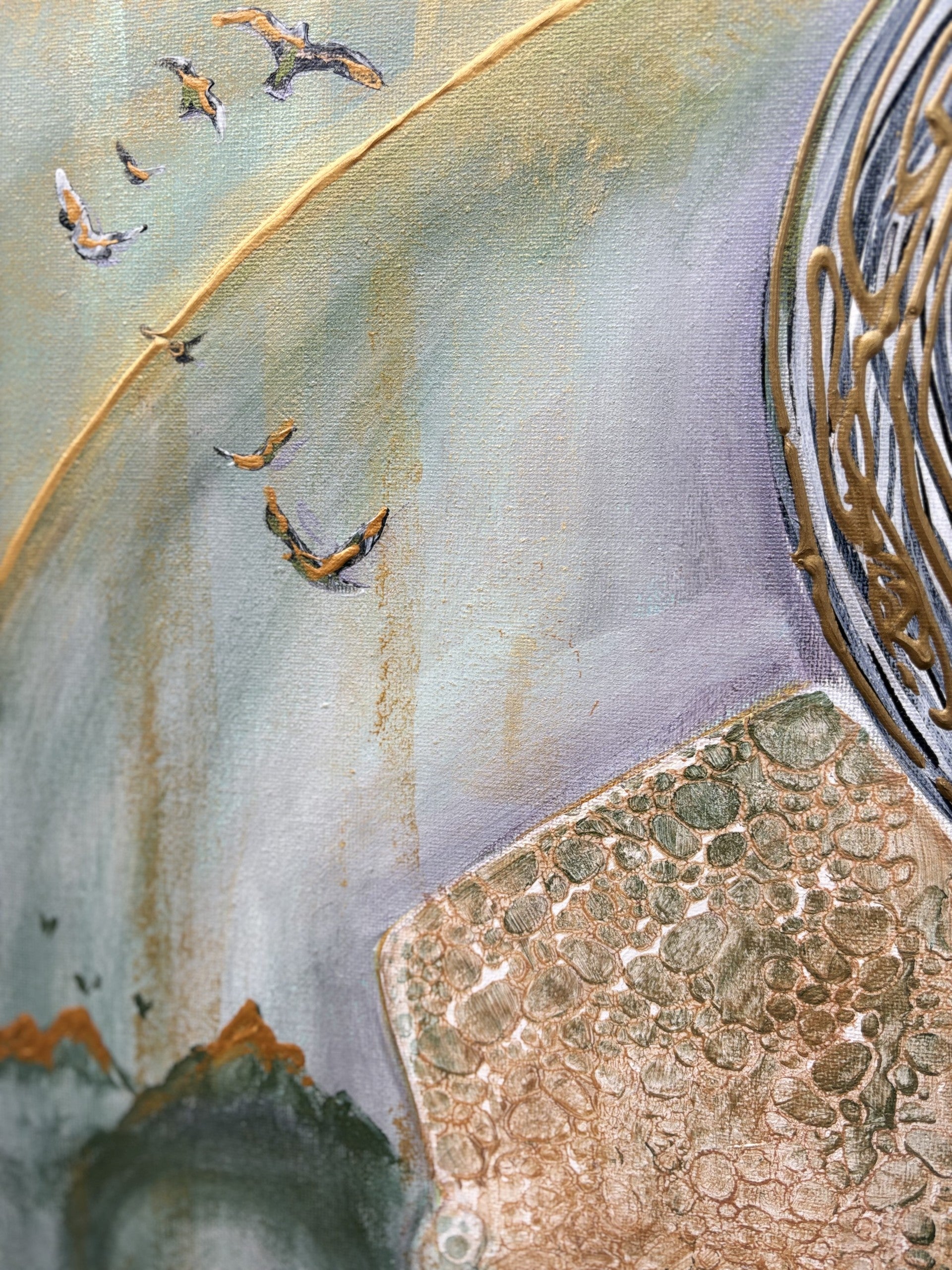 Embrace you painting gold en bold bird close up