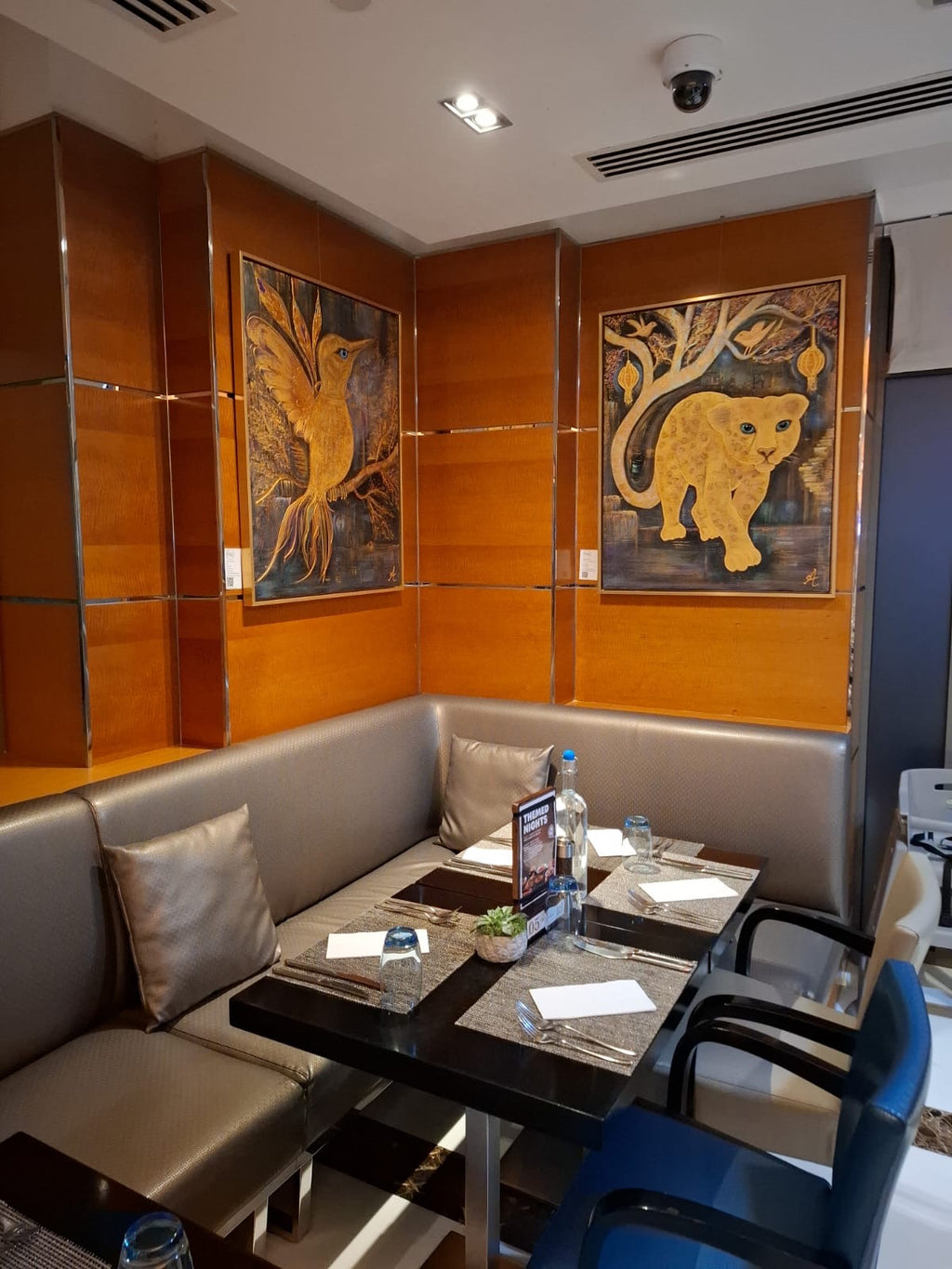 Twinkels golden painting luxury en bold hilton dubai